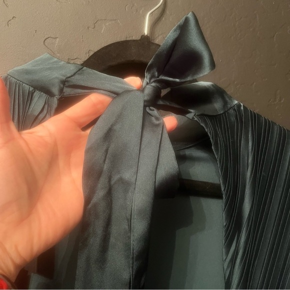 LULUS Radiant Reverie Emerald Plisse Short Sleeve Backless Midi Dress Size: L - Picture 16 of 17